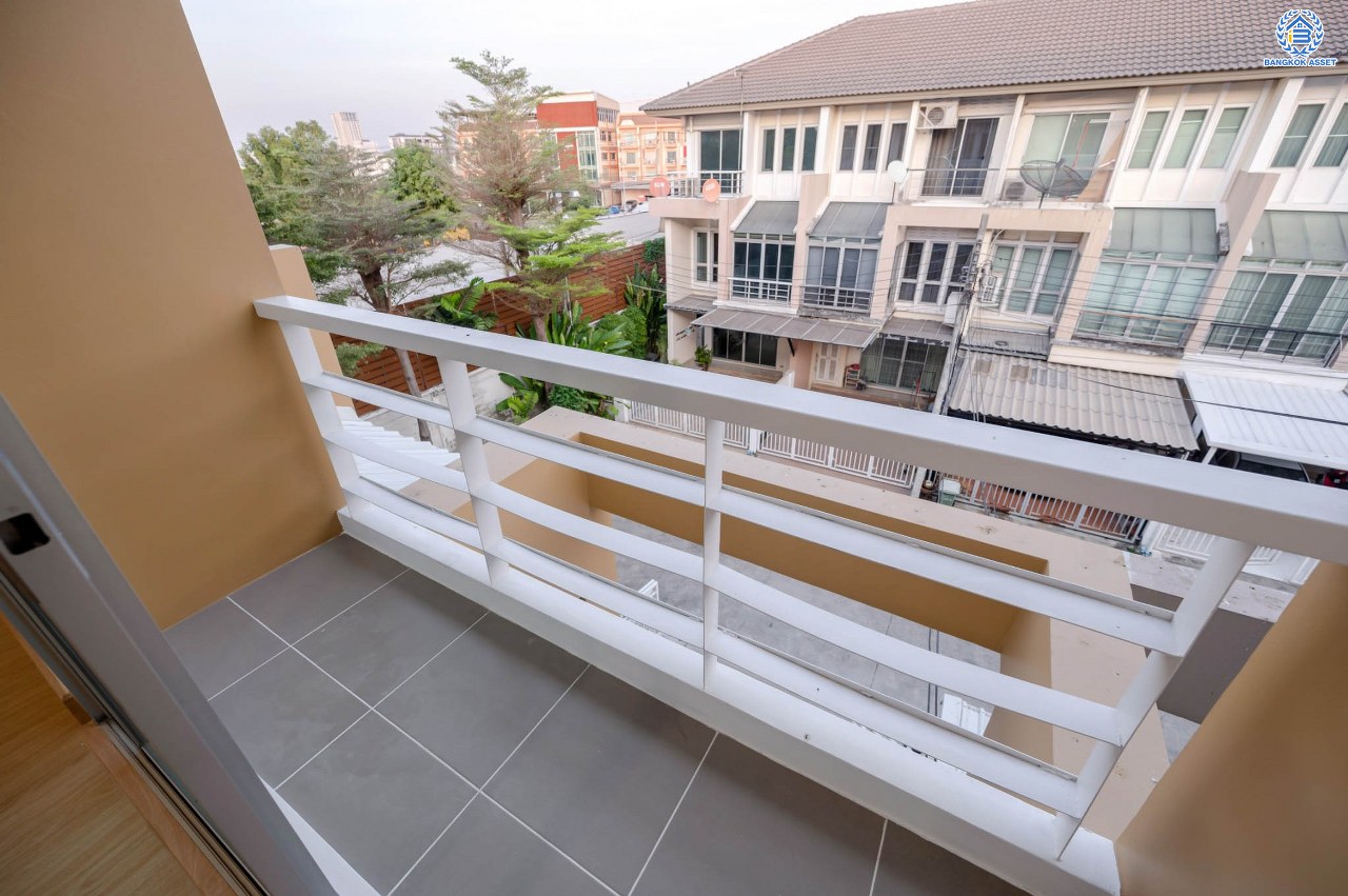 บ้านมือสองตกแต่งใหม่ โครงการ วิสต้าปาร์ค แจ้งวัฒนะ ทาวน์โฮม 3 ชั้น จากแบรนด์ SC Asset บนเนื้อที่ 22.9 ตร.ว. ฟังก์ชัน 3 ห้องนอน 3 ห้องน้ำ จอดรถได้ 2 คัน บนทำเลโซนเมือง บนทำเลคุณภาพ ติดถนนเลี่ยงเมืองปากเกร็ด ใกล้เซ็นทรัล แจ้งวัฒนะ, เมืองทองธานี, จุดขึ้นทางด่วน "แจ้งวัฒนะ" และรถไฟฟ้าสายสีชมพู "สถานีสามัคคี"